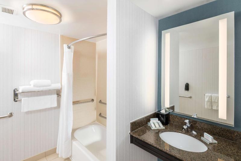 King Room with Tub - Mobility and Hearing Access image 2