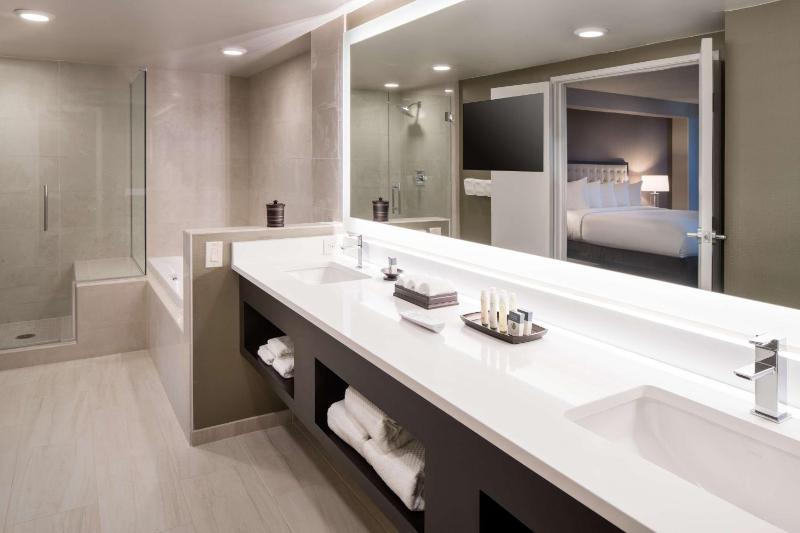 Two-Bedroom King Suite with Tub image 3