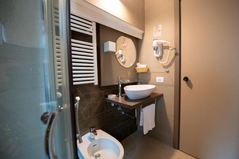 Double Room image 3