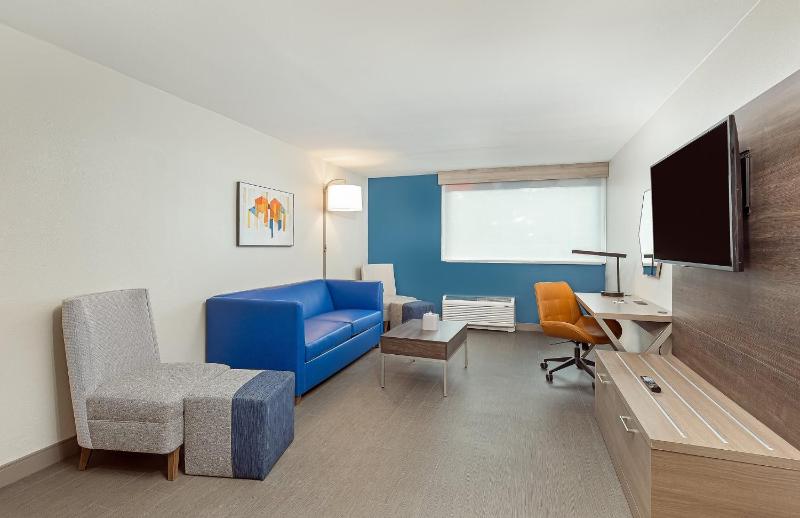 One-Bedroom King Suite with Sofa Bed image 2
