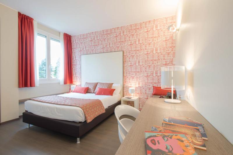 Double Room with Park View image 3