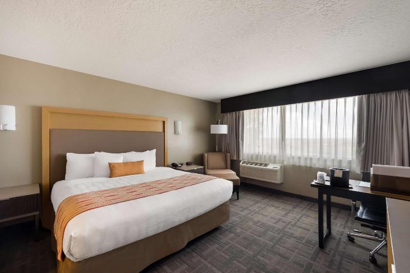 King Suite with Kitchenette - Non-Smoking image 2