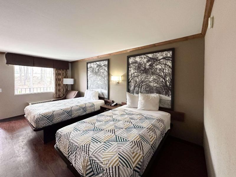 Quadruple Room - Non-Smoking image 3