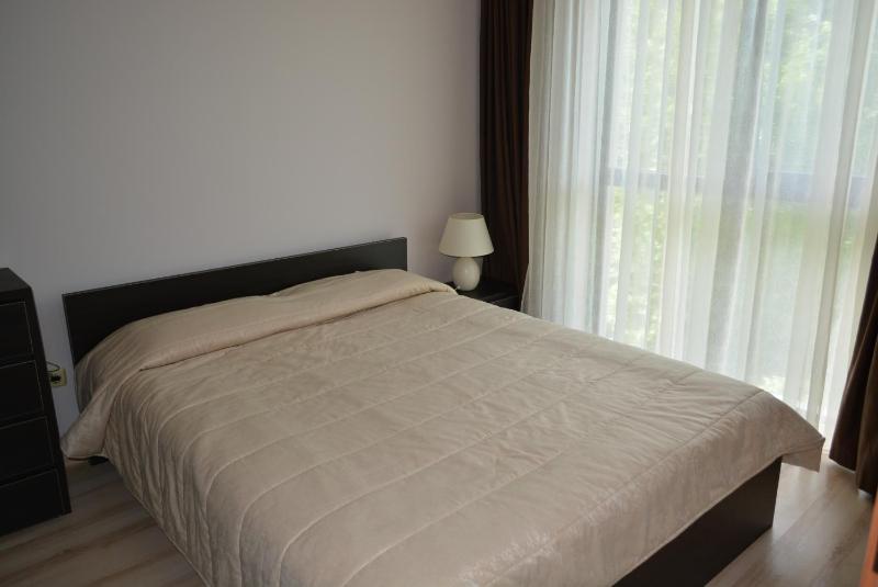 One -Bedroom Apartment with Garden View image 4