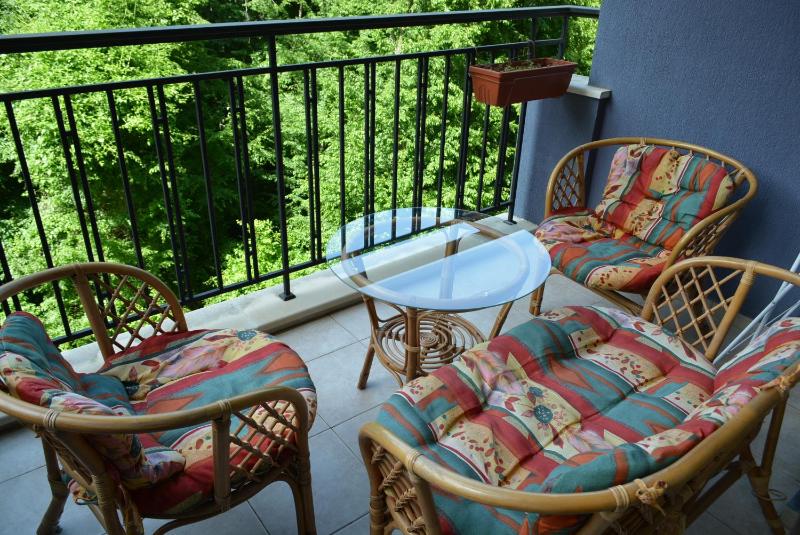 One -Bedroom Apartment with Garden View image 2