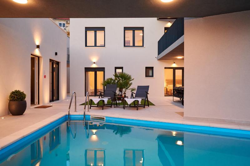 Luxury villa with a swimming pool Rat Omis - 21548 - image 27