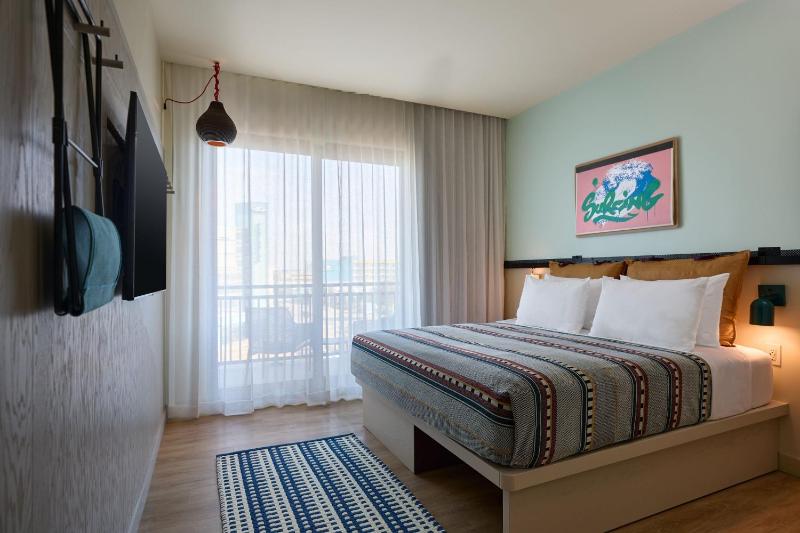 Moxy King Room with Balcony and Partial Ocean View image 3