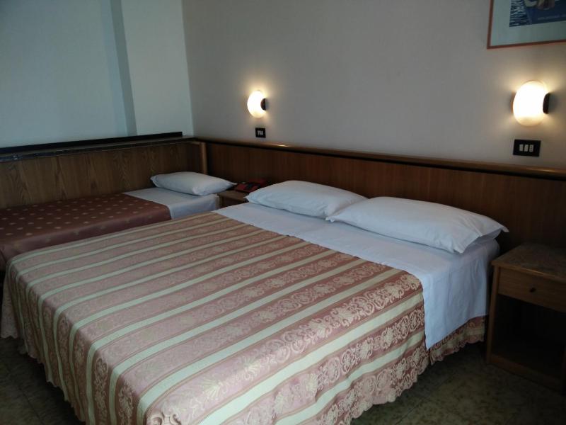 Basic Triple Room image 4
