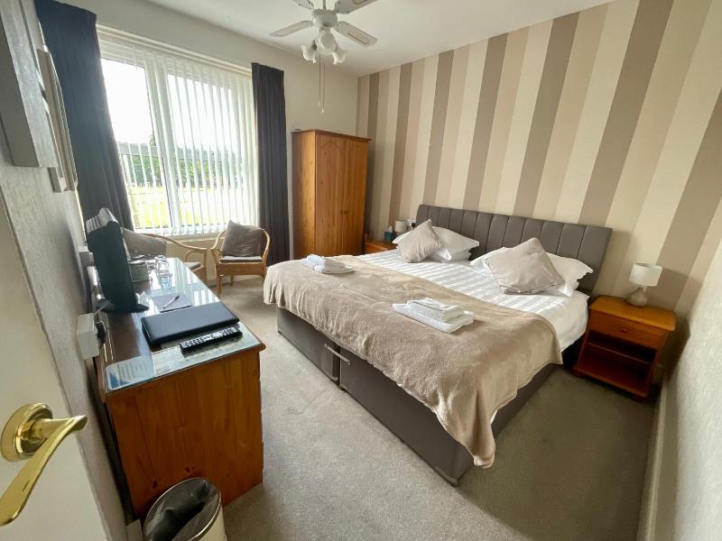 Superior King or Twin Room image 4