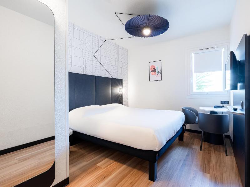 Standard Double Room image 2