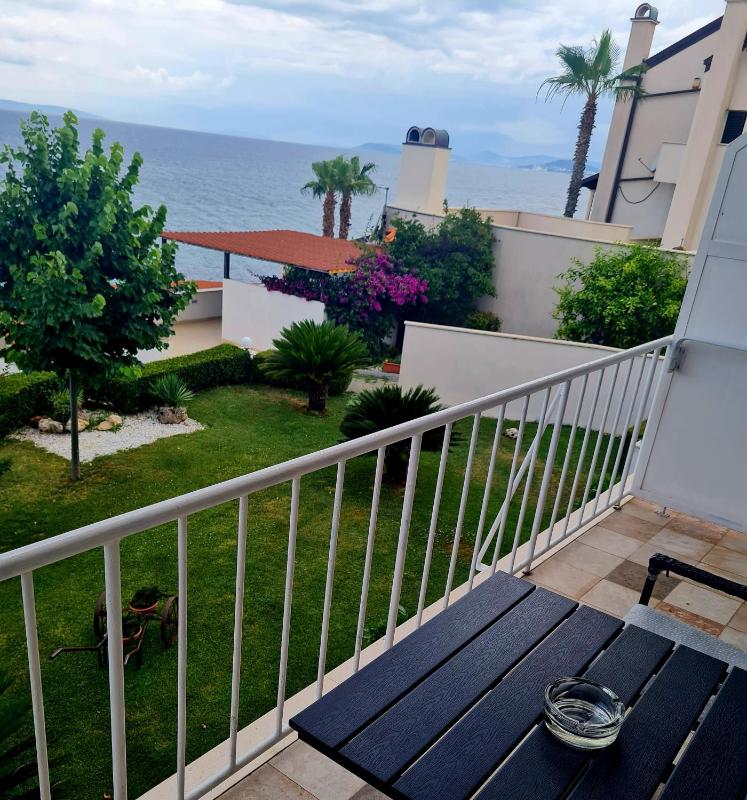 Studio Apartment with Sea View image 3