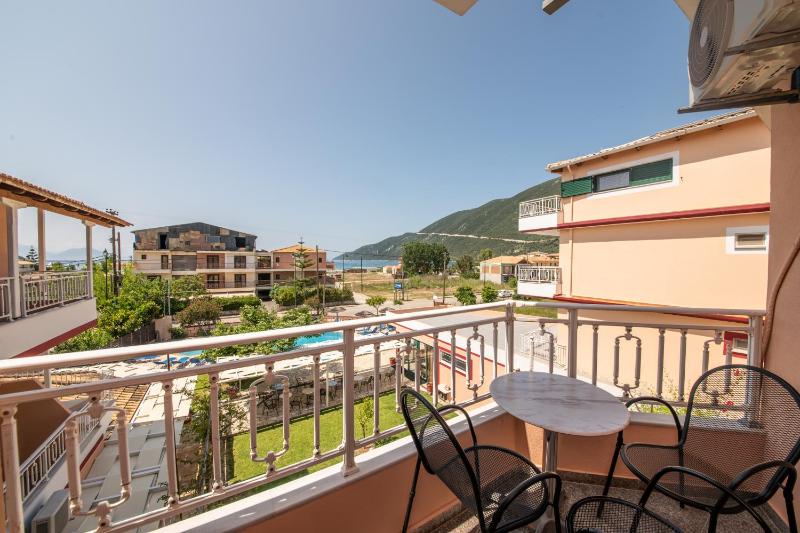 Triple Room with Sea View image 3