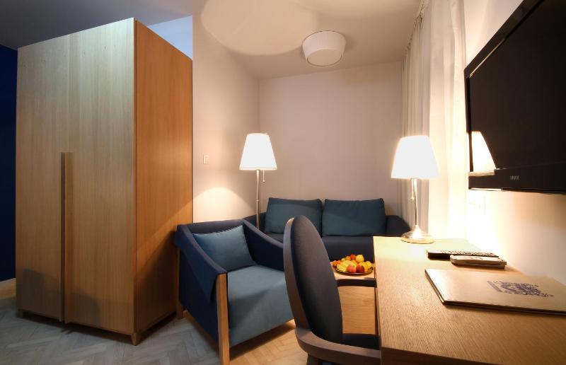Superior Double Room with Partial Sea View image 3
