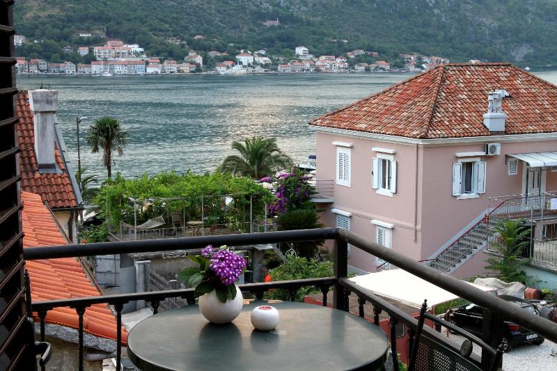 Comfort One-Bedroom Suite with Sea View (2-4 Adults) image 4