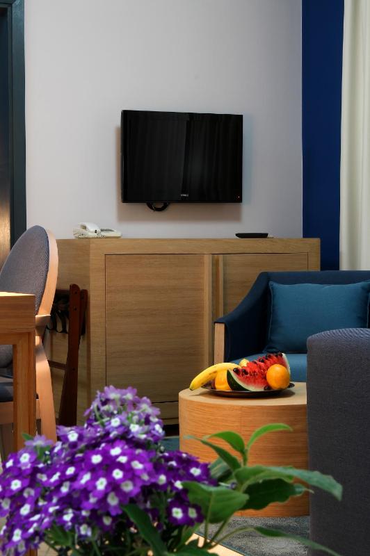 Comfort One-Bedroom Suite with Sea View (2-4 Adults) image 3