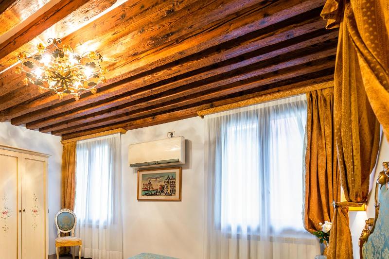 Superior Double Room with Canal View image 4
