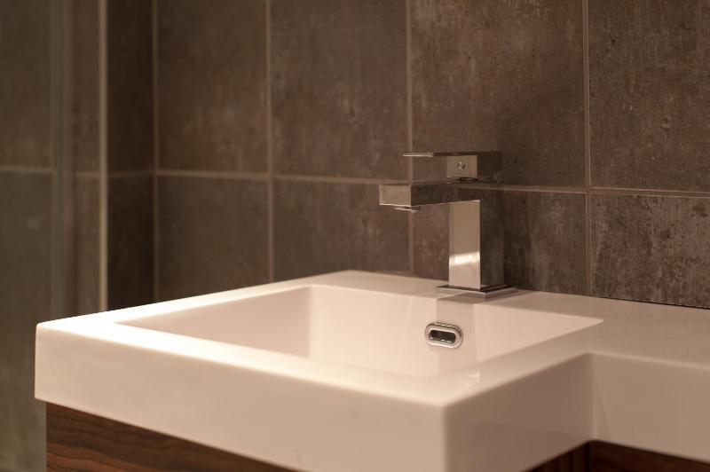 Twin Room with Private Bathroom image 4