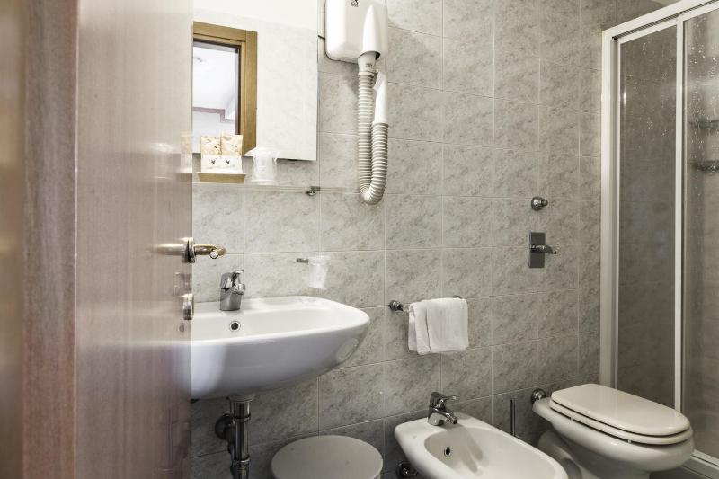 Small Single Room image 3