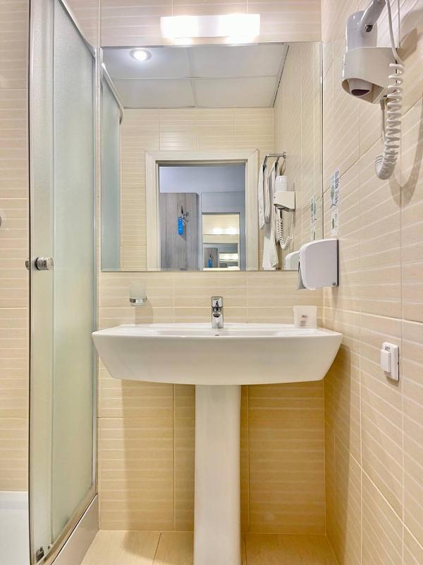 Classic Single Room image 3