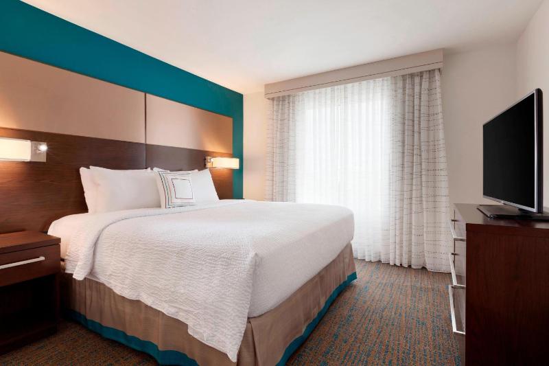 One-Bedroom Suite image 2