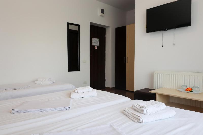 Triple Room with Balcony image 3