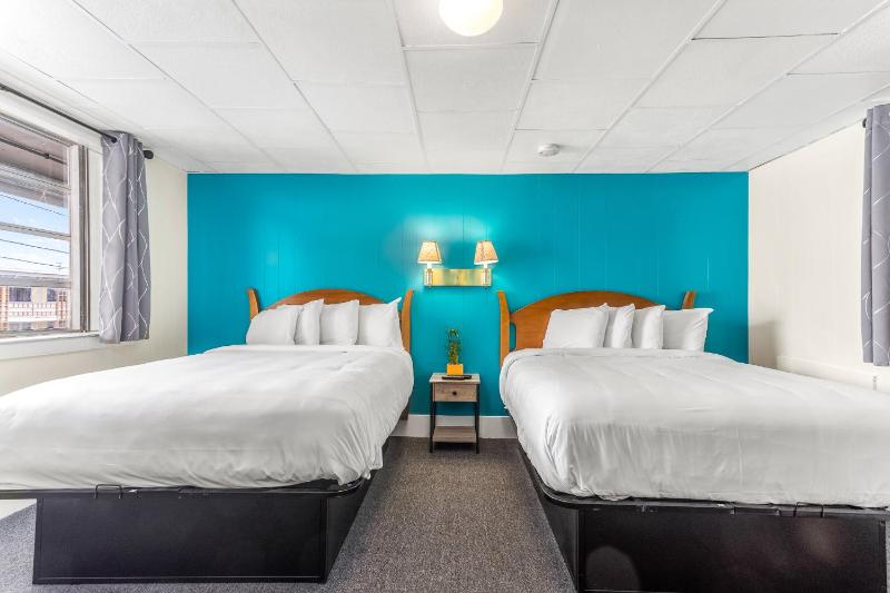 Standard Queen Room with Two Queen Beds image 1