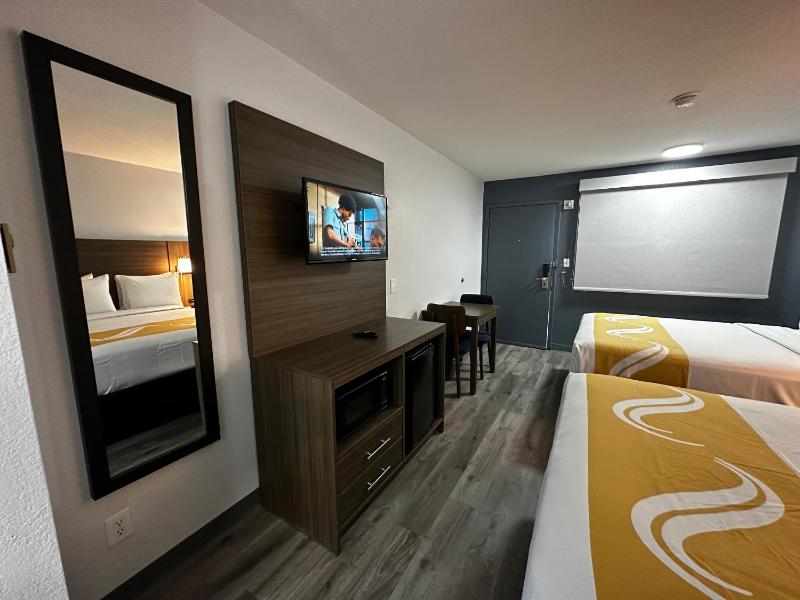 Queen Room with Two Queen Beds and Roll-In Shower - Disability Access/Non Smoking image 3