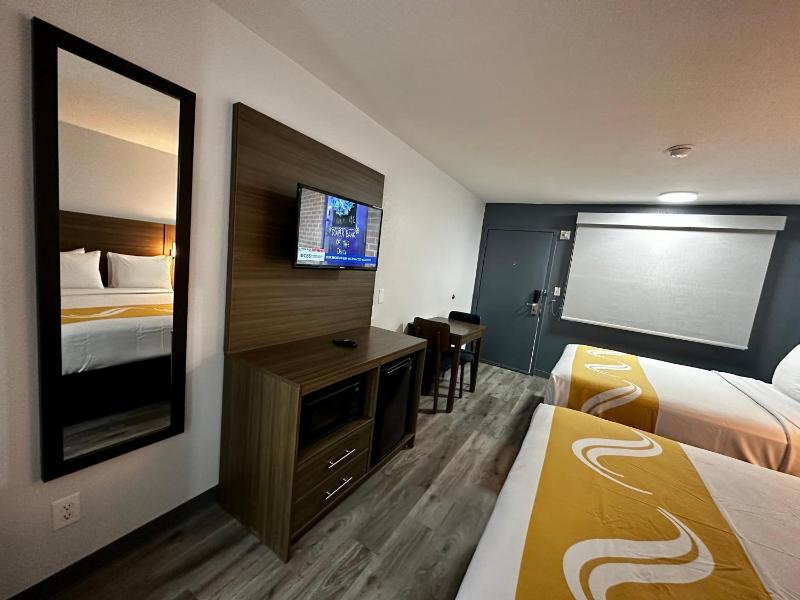 Queen Room with Two Queen Beds and Roll-In Shower - Disability Access/Non Smoking image 1