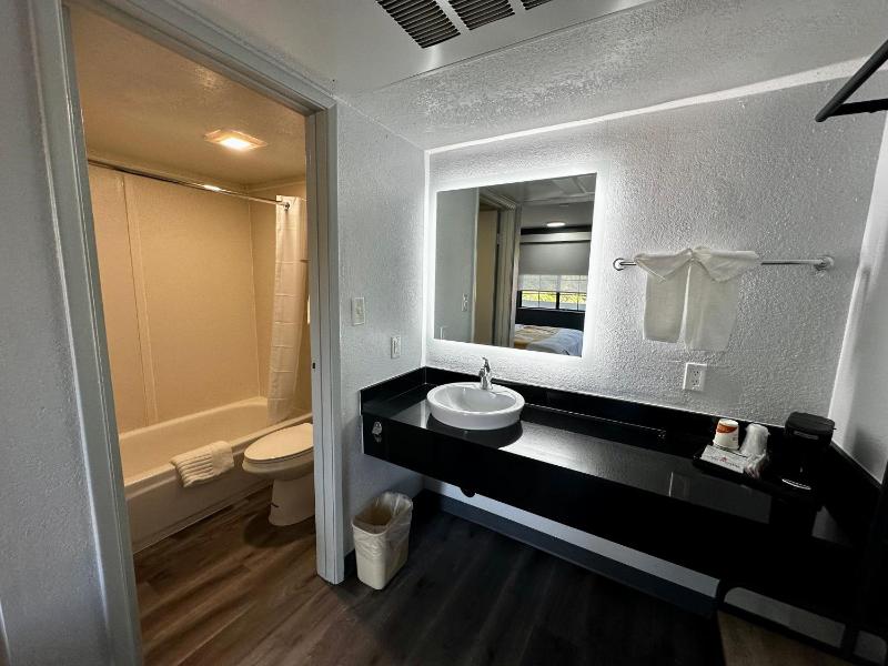 King Room - Non Smoking image 3