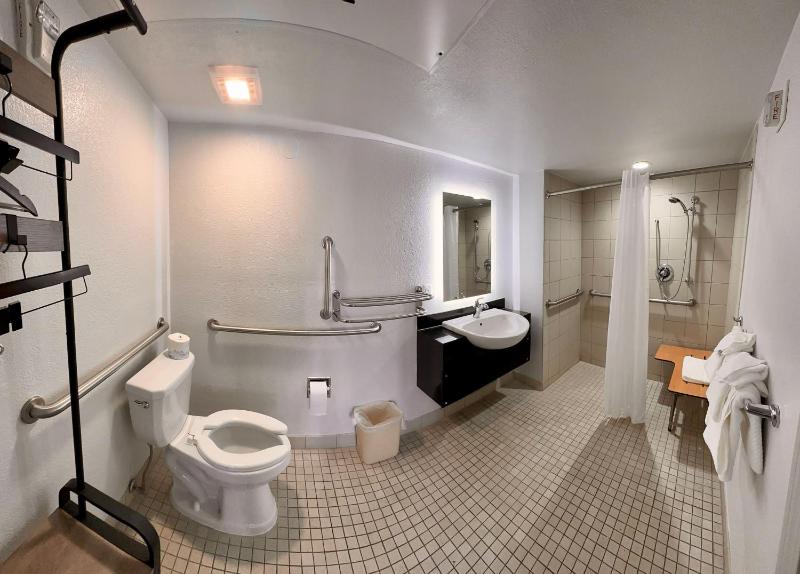King Room with Roll-In Shower - Disability Access/Non Smoking image 3
