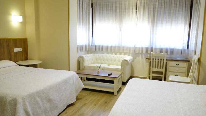 Classic Quadruple Room image 4