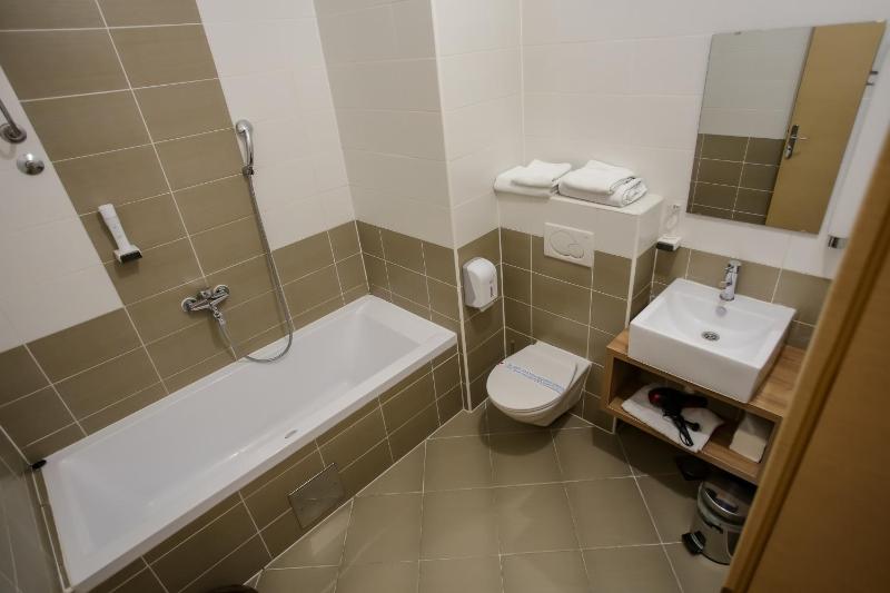Quadruple Room image 4