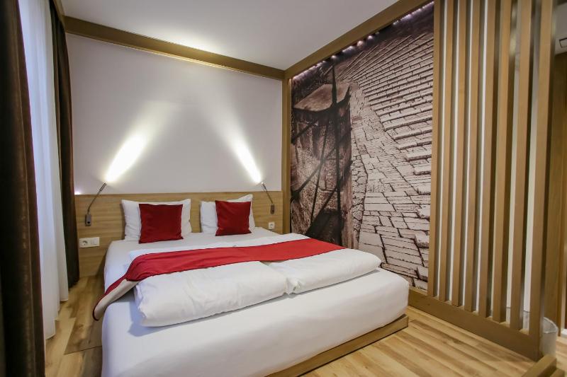 Deluxe Double or Twin Room image 1