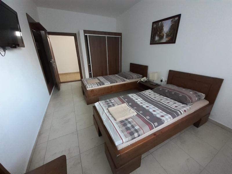 Double or Twin Dormitory Room without Bathroom image 4