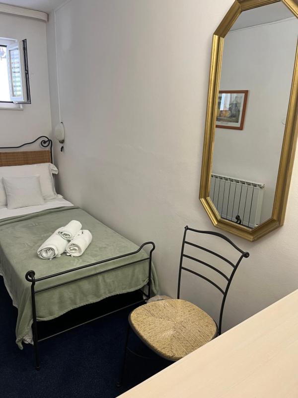 Single Room image 4