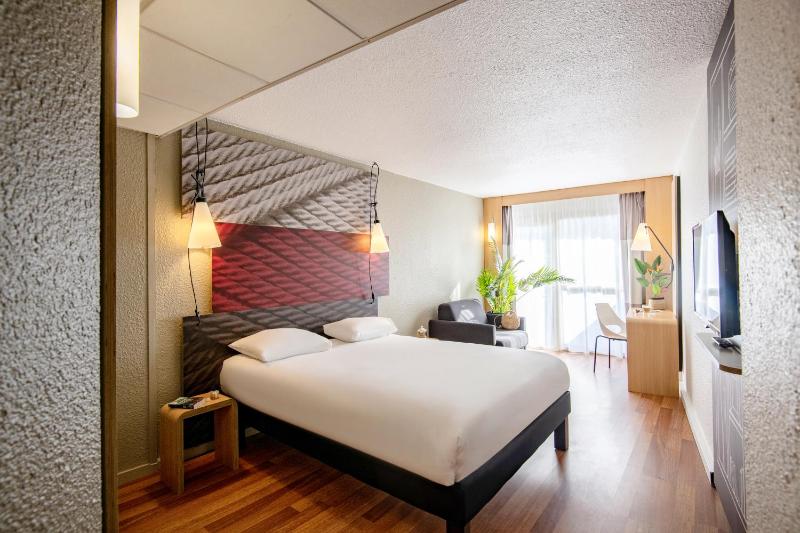 Standard Room with 1 double bed and 1 single bed image 3