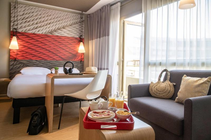 Standard Room with 1 double bed and 1 single bed image 4