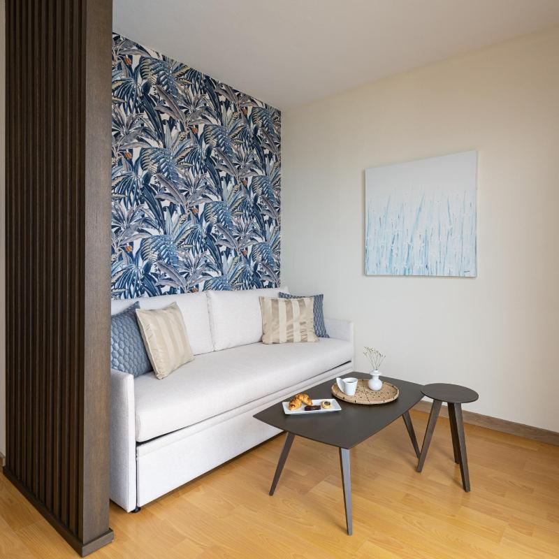 Junior Suite with Side Sea View image 4