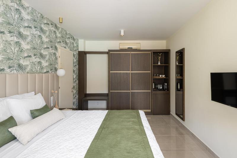 Pool Front Suite  image 3