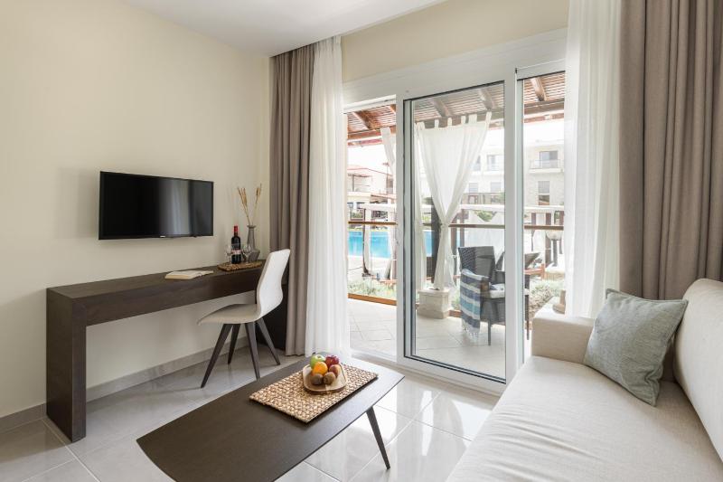 Pool Front Suite  image 4