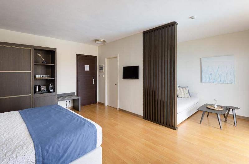 Junior Suite with Side Sea View image 3