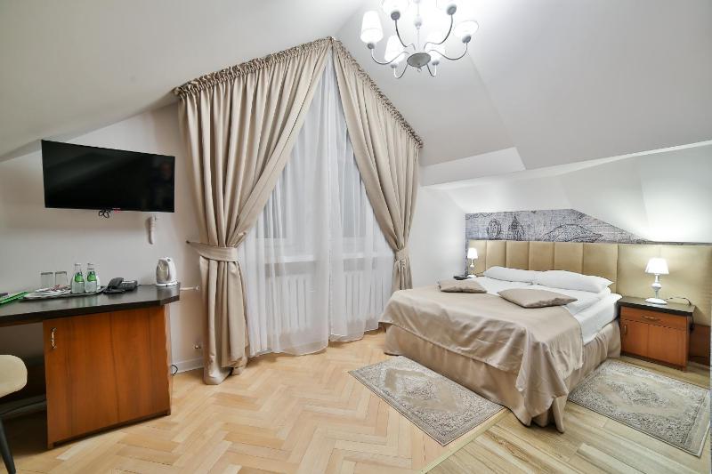 Deluxe Queen Room image 3