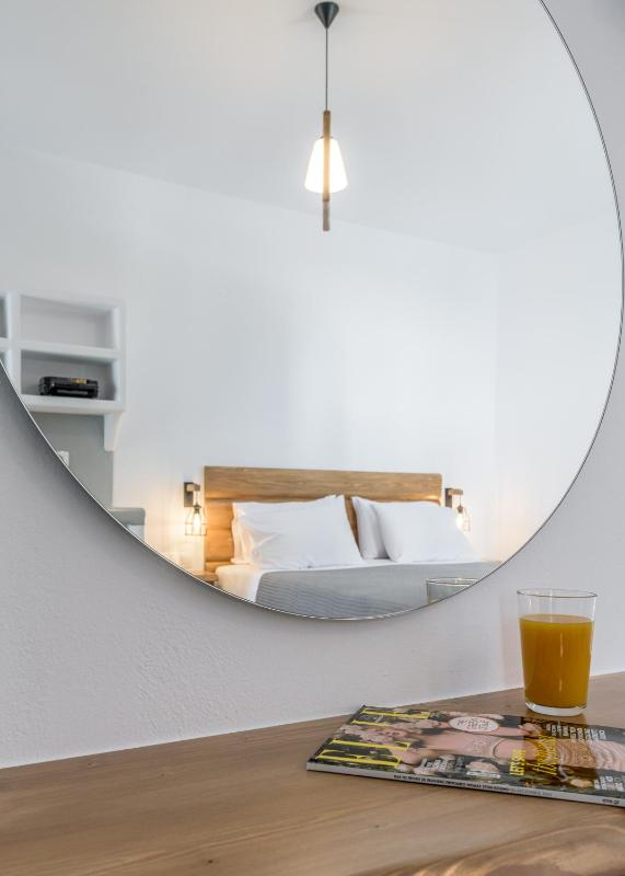 Double Room with Balcony and Sea View image 4