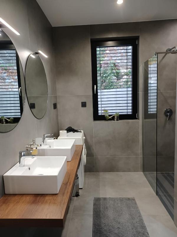 Aparthotel Villa V with heated pool parking and breakfast - image 9