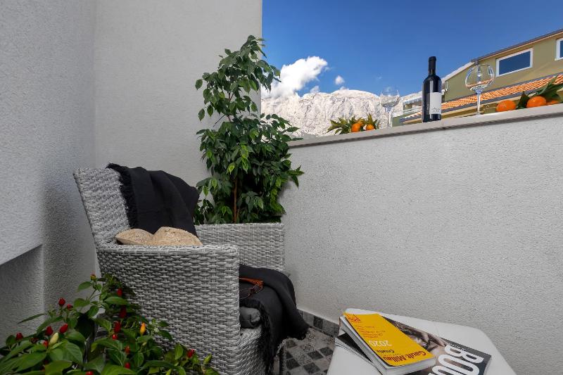 One-Bedroom Apartment with two balconies image 2