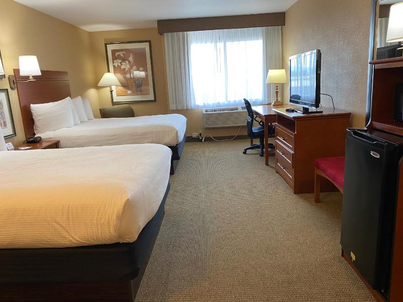 Queen Room with Two Queen Beds - Non-Smoking image 4