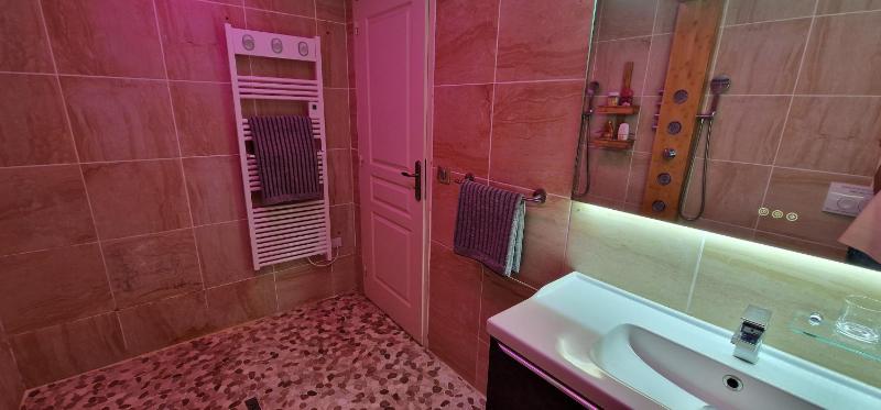 King Room with Spa Bath image 3