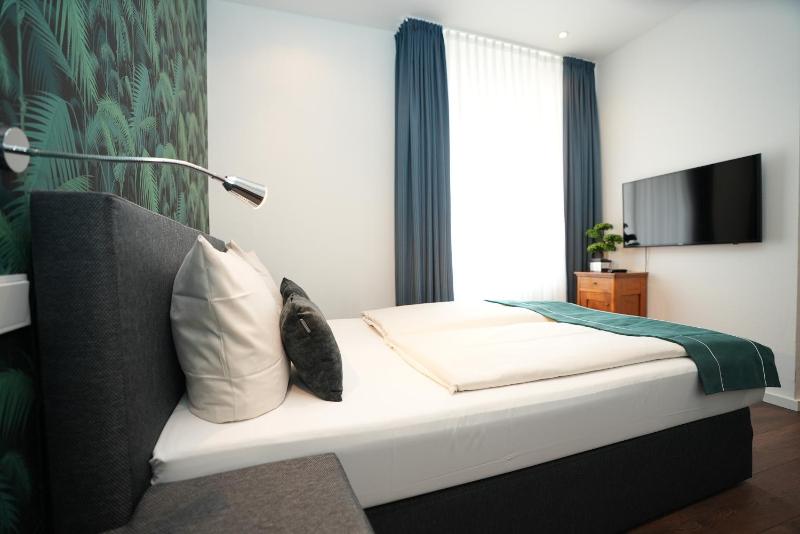 Budget Double Room image 3