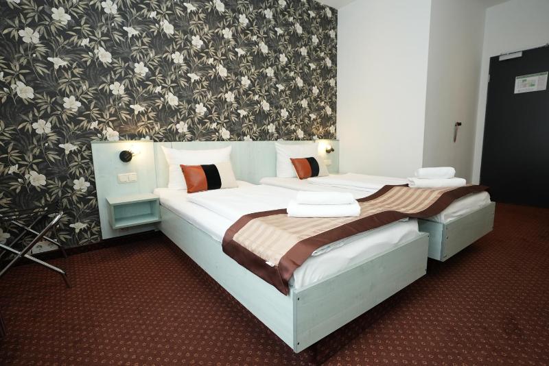 Standard Twin Room image 1