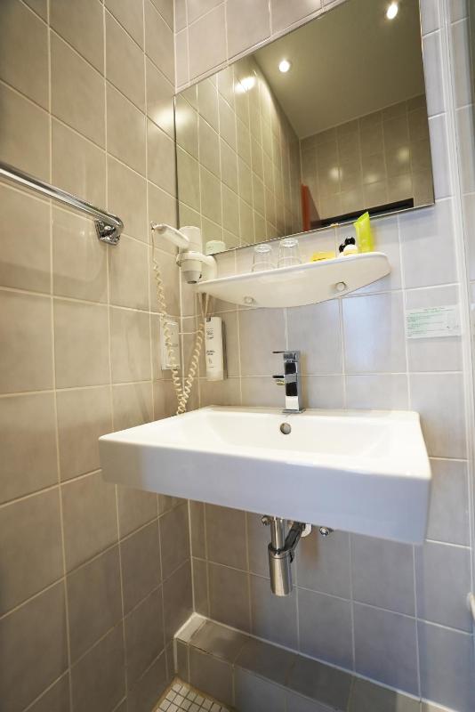 Standard Twin Room image 3